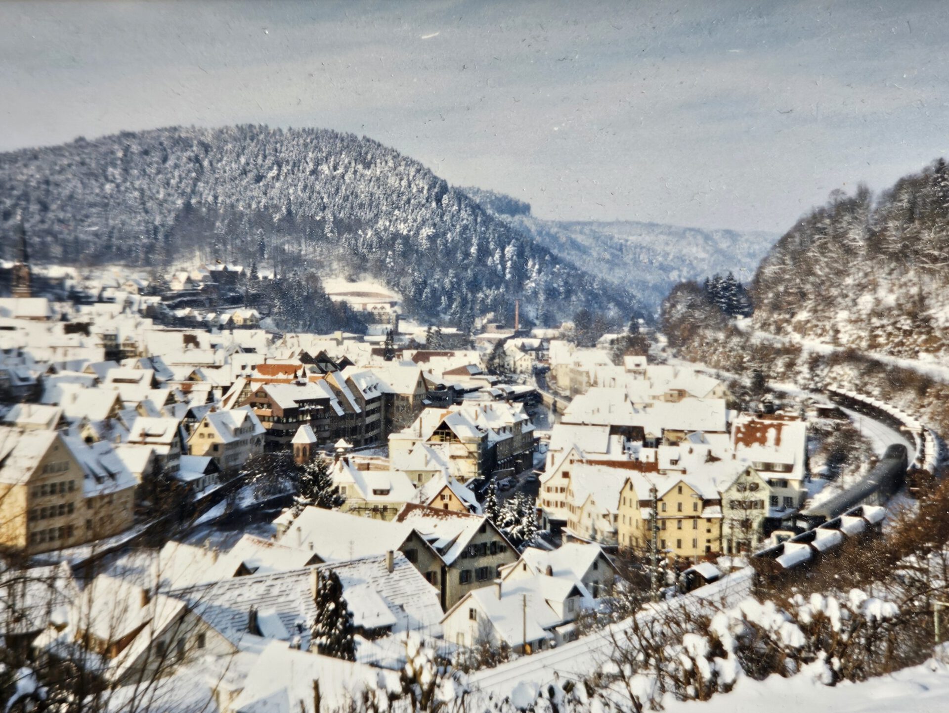 Rechts im Bild die Trassen der Nagoldbahn (unten) und der Württembergischen Schwarzwaldbahn (oben)